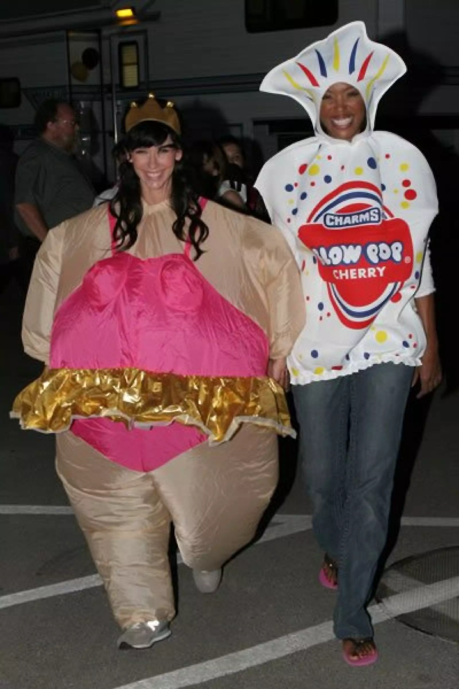 Jennifer Love Hewitt complementó su cara angelical con un traje de `zumo´ pero mujer, con un tu tu y una coronita de reyna.