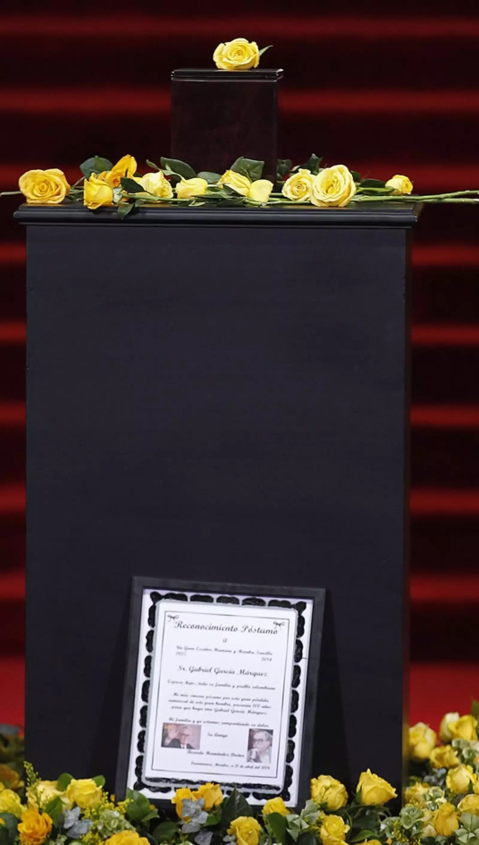 La urna que contiene las cenizas del Premio Nobel de Literatura adornada con unas flores amarillas