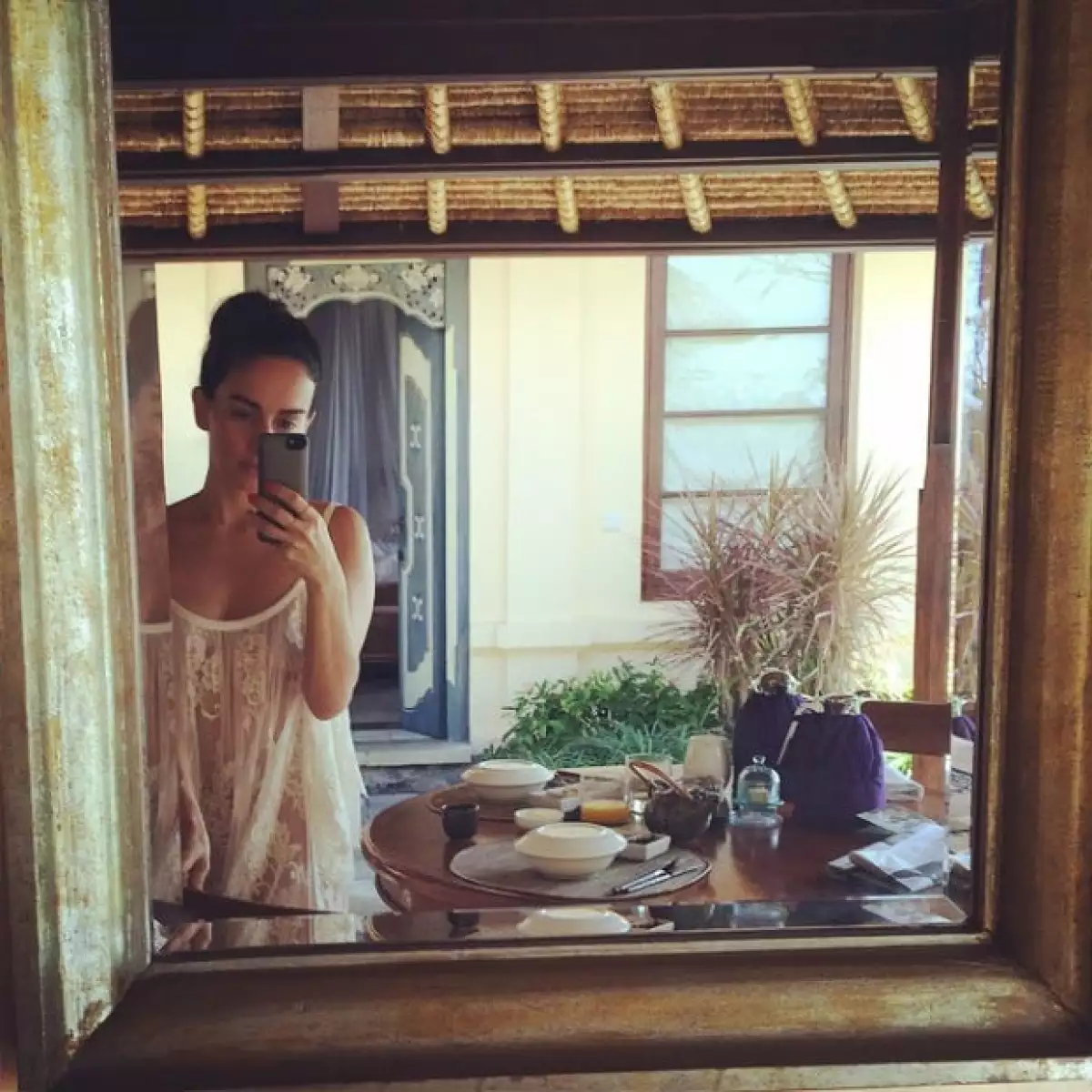 Después de acompañar a su novio al opening de su nuevo restaurante, la actriz hizo un merecido viaje a la isla de Indonesia donde ha compartido fotografías de ensueño.