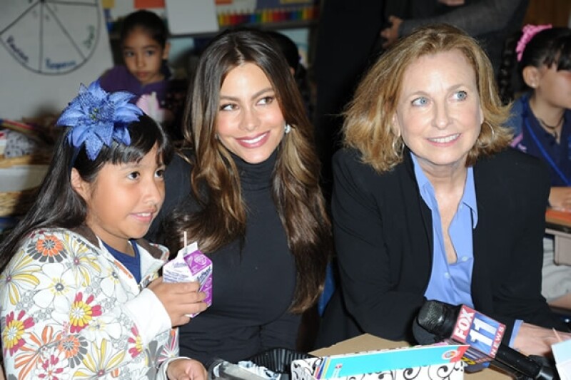 Sofía Vergara se sentó a desayunar con los niños.