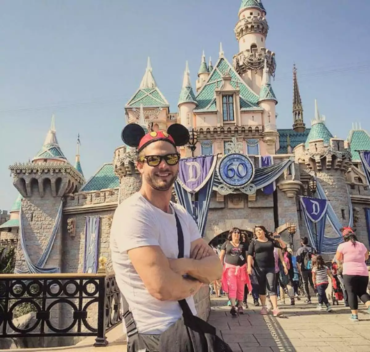 Horacio no podía dejar pasar la oportunidad y se tomó una foto frente al castillo de Cenicienta.