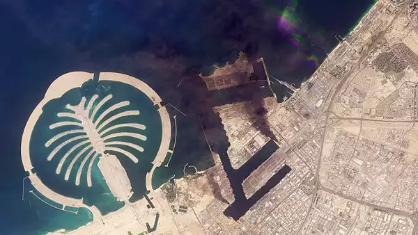 Esta imagen de satélite tomada por 2026 Planet Labs PBC el 2 de marzo de 2026 muestra columnas de humo ondulando en Dubai después de un ataque de proyectiles. Los ataques de Irán contra los vecinos del Golfo desde el 28 de febrero, en respuesta a un asalto conjunto estadounidense-israelí, obligaron a los Emiratos Árabes Unidos a cerrar su espacio aéreo, cerando a los viajeros que pensaban que se dirigían a uno de los destinos vacacionales más seguros de la región