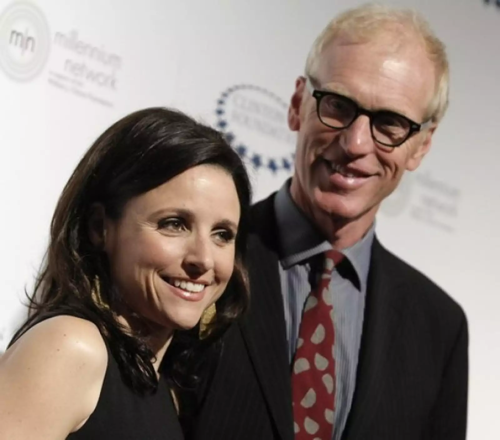 Julia Louis-Dreyfus fue con su esposo, Brad Hall. La actriz es conocida por sus roles de Elaine Benes en la comedia Seinfeld y Christine Cambpell su segunda nueva comedia The New Adventures of Old Christine.