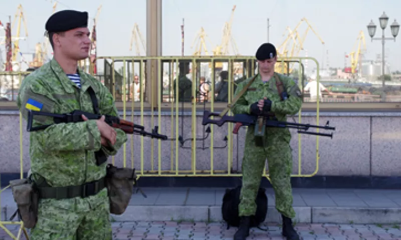 Pese a las sanciones de Europa, la violencia no cesa entre Ucrania y rebeldes prorrusos, cuyos enfrentamientos dejaron 17 muertos el lunes. (Foto: Reuters)