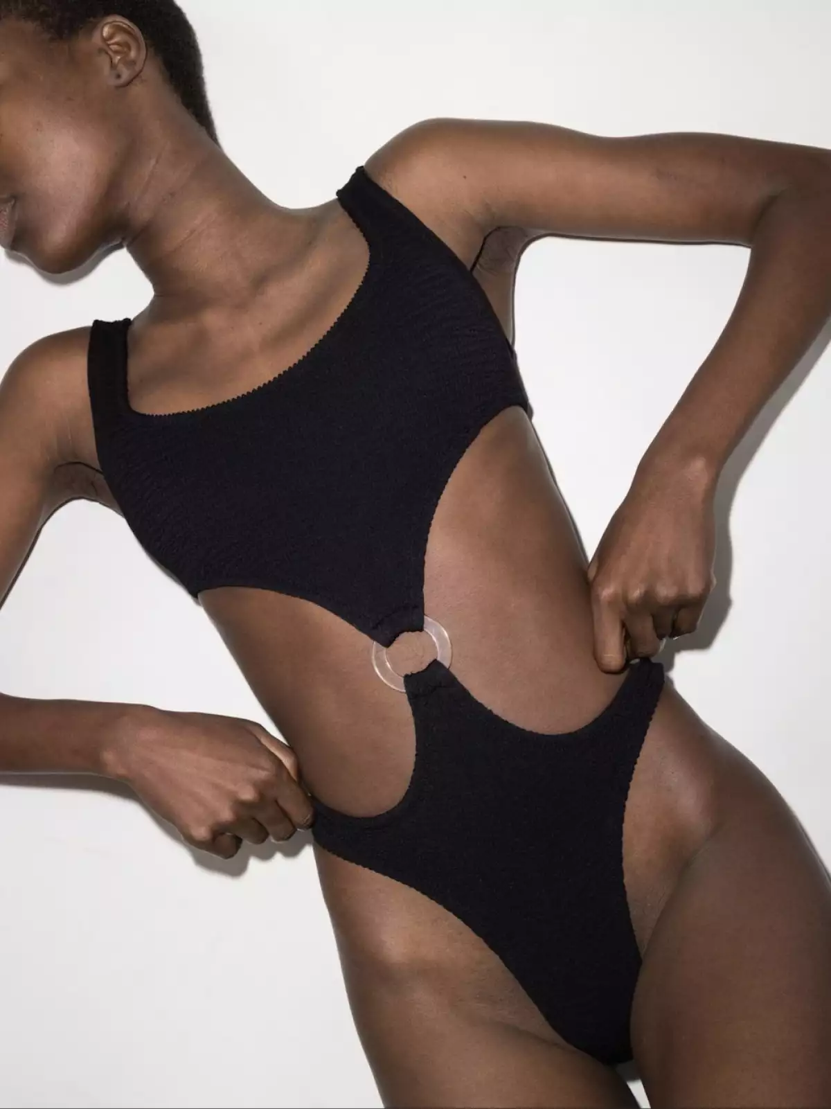 Traje de baño negro con unión entre top y bottom.