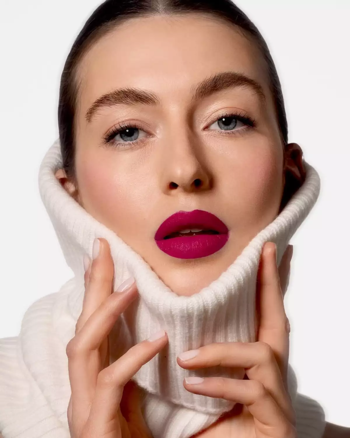 Modelo usa el lápiz labial Phyto-Rouge Velvet de Sisley Paris