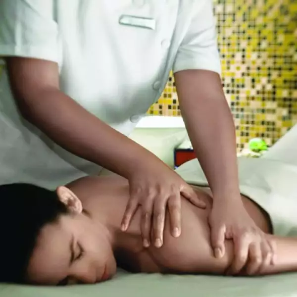 En el masaje bambú, la superficie lisa de la planta brinda una sensación relajante al cuerpo y, al mismo tiempo, el masaje favorece la circulación y el drenaje linfático. Dónde: Casa Dorada Resort & Spa, Avenida Pescador s/n, El Médano, Cabo San Lucas.