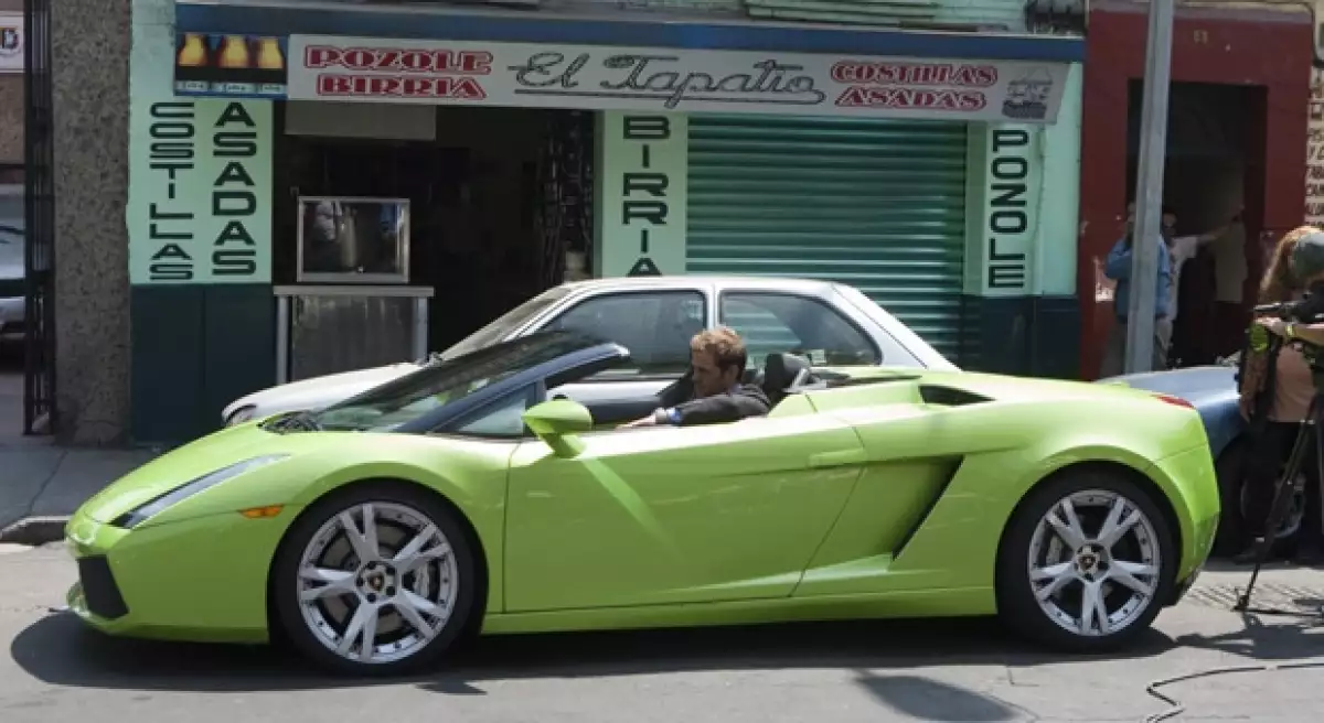 Como parte de una de las escenas de la telenovela "El Triunfo  del amor", los actores realizaron una escena en donde ella es arrollada por el automóvil de él.