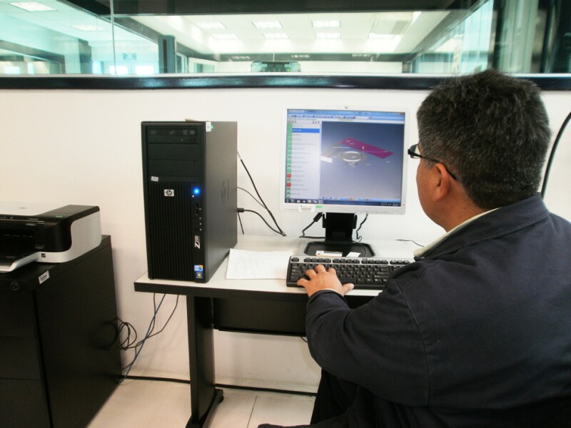 En el laboratorio de Metrolog�a se realizan mediciones de alta exactitud