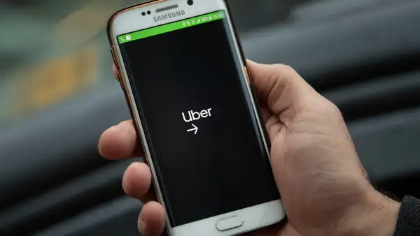 Pantalla de un teléfono abriendo la aplicación de Uber.