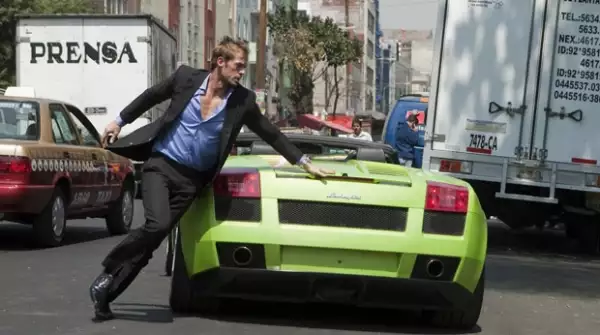 En la escena, se puede ver cómo William Levy, en su papel de Maximiliano, sale del automóvil después de atropellar a Dominika Paleta en el papel de Jimena.