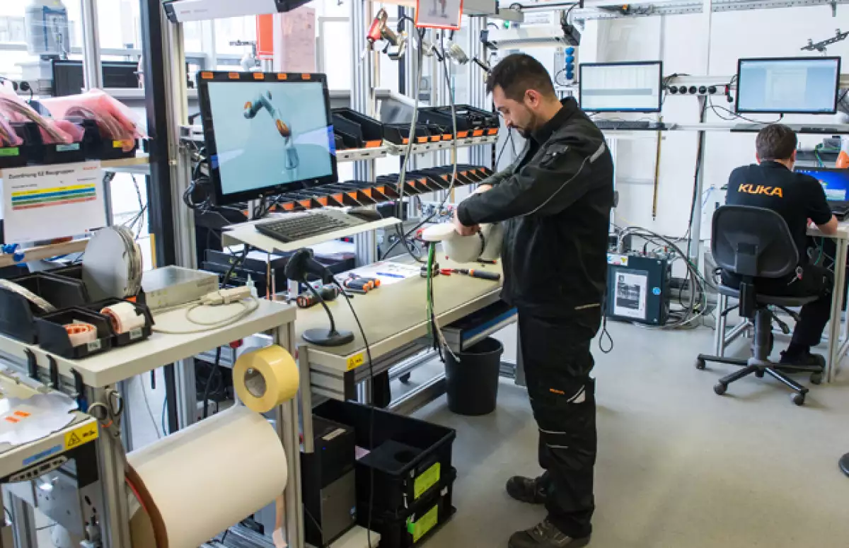 3. KUKA es de los productores l�deres de robots industriales , especialmente para la industria automotriz