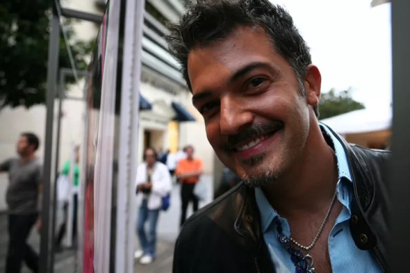 Este fin de semana vimos al conductor en `La Academia 10 años´ al lado de su esposa. Él asegura que el trabajo lo ayuda a superar el cáncer que padece.