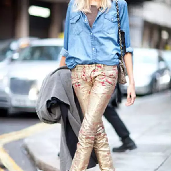 La topmodel Anja Rubik mezcla la tendencia con pantalones texturizados con terminados metálicos.