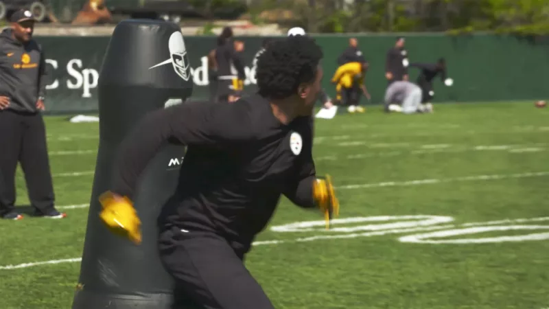 Este robot sirve para que los jugadores practiquen las tacleadas sin necesidad de lastimar a alguno de sus compañeros