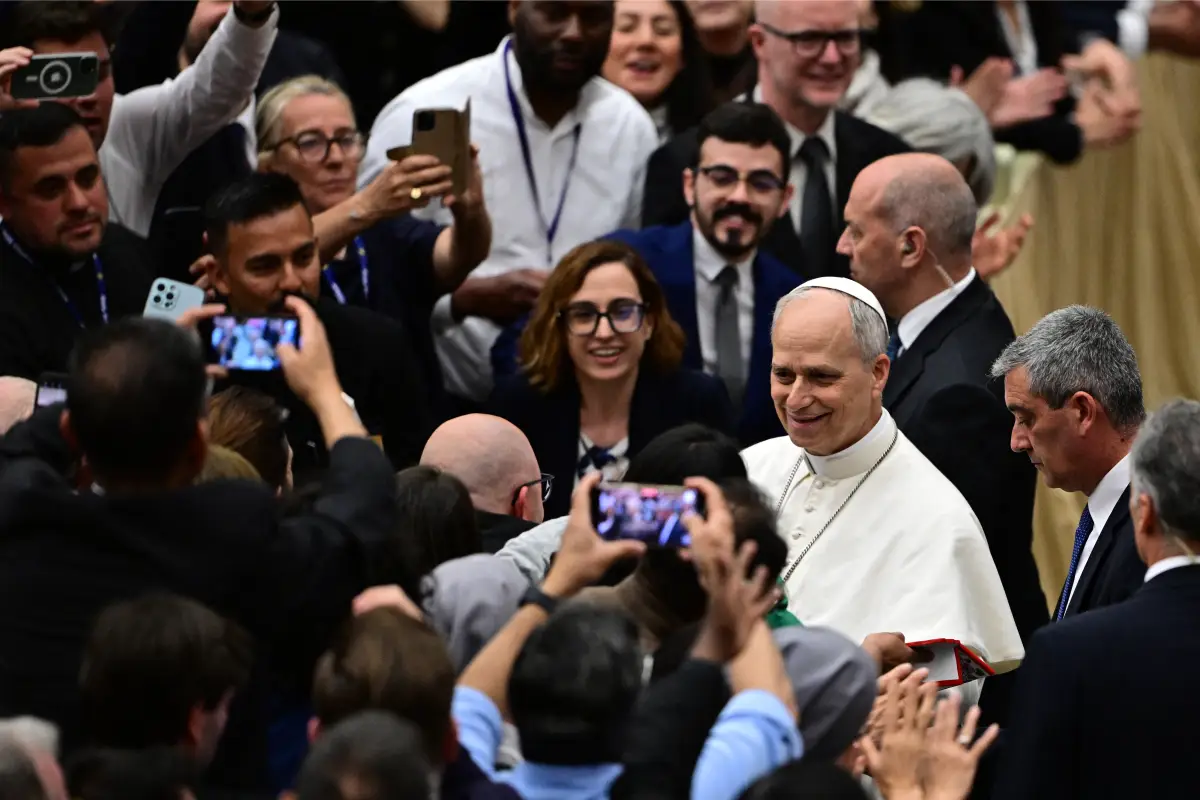 El Papa León XIV (en el centro a la derecha) se reúne con periodistas que utilizan teléfonos inteligentes durante una audiencia con representantes de los medios de comunicación, en la sala Pablo VI del Vaticano.
