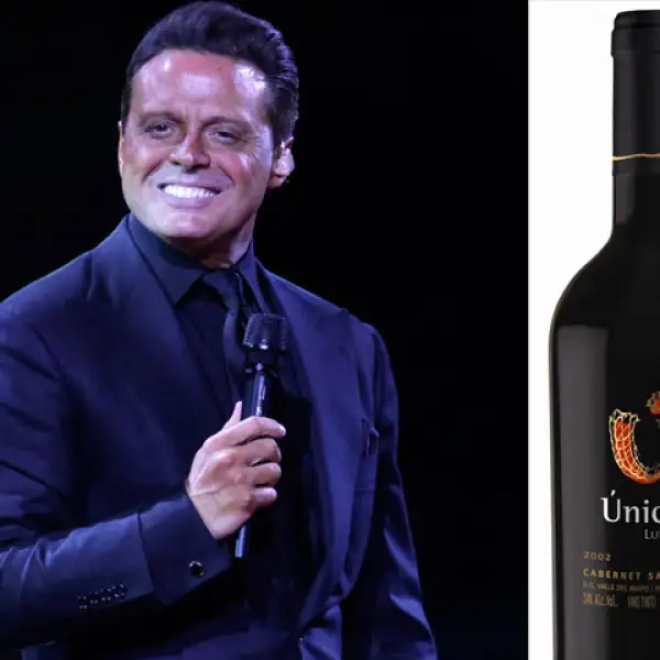 Luis Miguel prefiere tomar de su propio vino `Único´ Cabernet Sauvignon, eso sí siempre en sus copas de bacarat que lleva a todos lados a los que viaja.