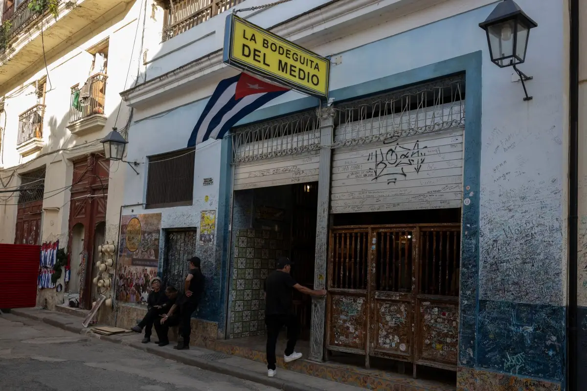 Los trabajadores se paran fuera de un lugar generalmente lleno de turistas en La Habana Vieja que parece vacío debido a la falta de visitantes en La Habana el 9 de junio de 2026.
