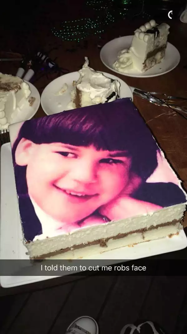 El pastel de cumpleaños tenía una foto de él.