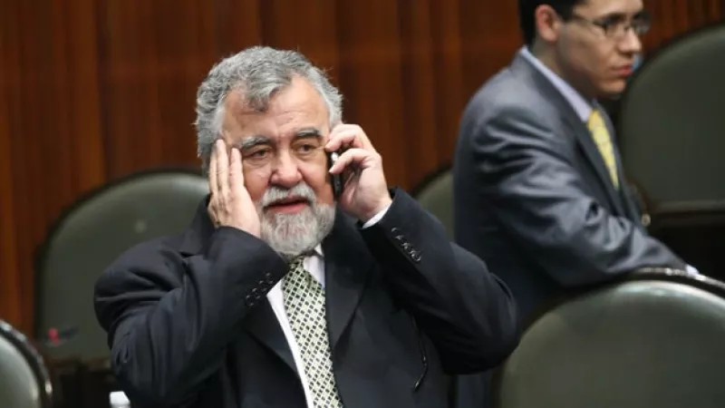 encinas habla por telefono