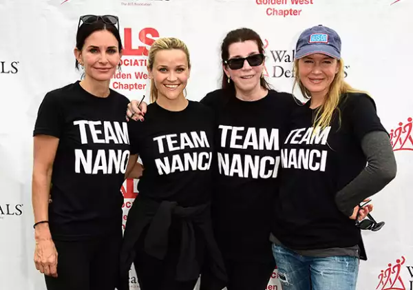 Renée posó junto a la actrices Courtney Cox y Reese Witherspoon durante el evento.