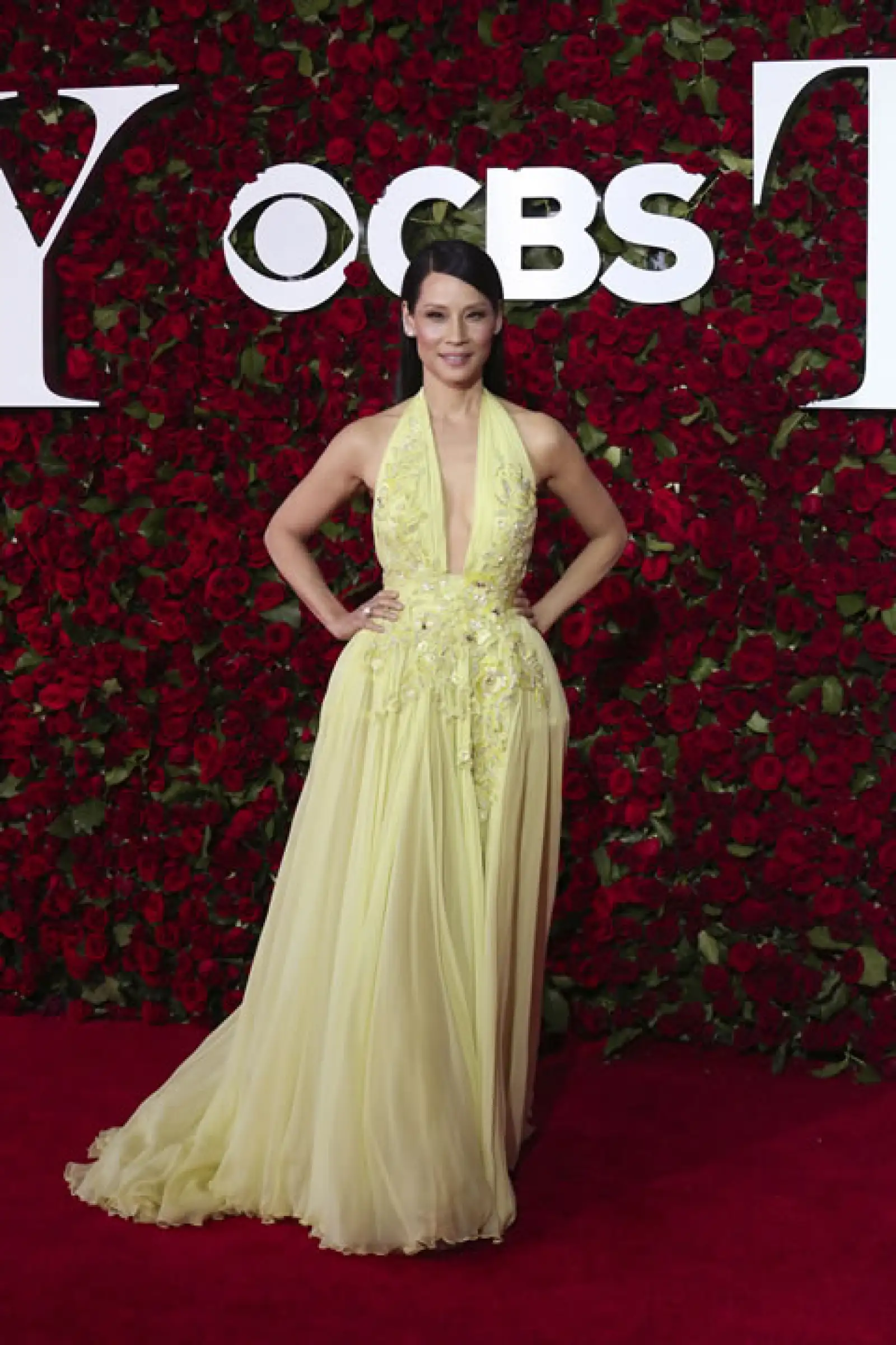 Lucy Liu llevó un vestido amarillo con aplicaciones florales de Zuhair Murad Couture y joyería de Lorraine Schwartz.