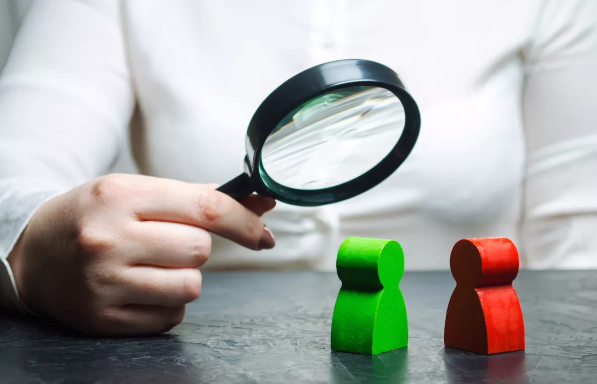 The woman arbitrator examines the conflict situation between people. Conflict of interest. Resolution and smoothing disputes. Search for solutions and compromises. Court and law. Justice. Verdict.