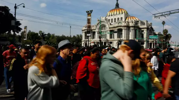 ¿Cómo le irá a al peso mexicano y a la inflación en 2025? Economistas opinan
