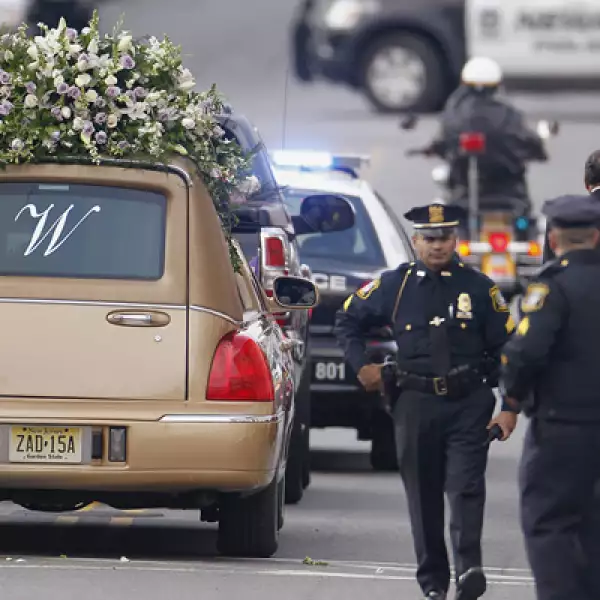 La familia de artista decidió no hacer un funeral público, pero accedieron a permitir que el servicio fuera transmitido en vivo por las cadenas de televisión e Internet.