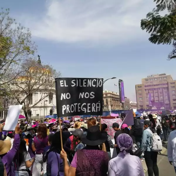 Al llegar a la Avenida Juárez los contingentes comenzaron a esparcir diamantina rosa y morada, misma que ha caracterizado a las manifestaciones de mujeres.
