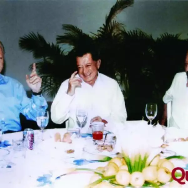 Acompañado por Bill Clinton y Miguel Alemán, en el cumpleaños número 75 del último.