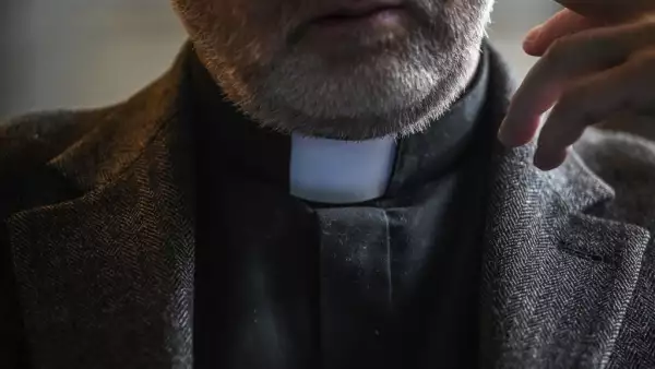 Un sacerdote asiste a una conferencia de prensa realizada por una comisión independiente para el estudio del abuso sexual de niños en la Iglesia católica portuguesa en la Fundación Gulbenkian en Lisboa, el 13 de febrero de 2023.