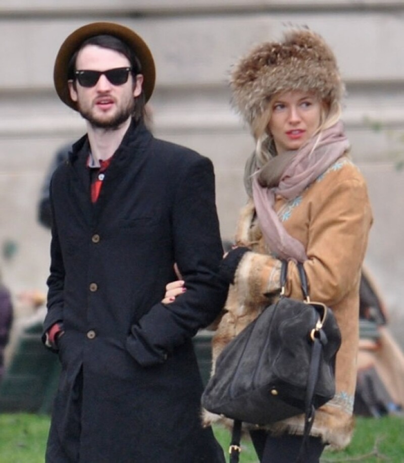 La actriz lleva casi un año con su novio Tom Sturridge y aunque no tienen planes de casarse, ambos están felices con la noticia.