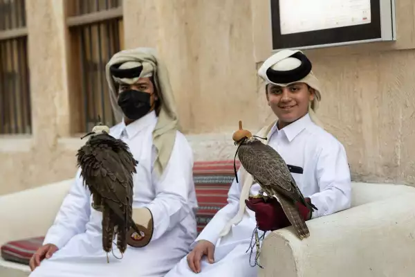 (Hombres portando vestimenta tradicional de Qatar, posan para la foto)