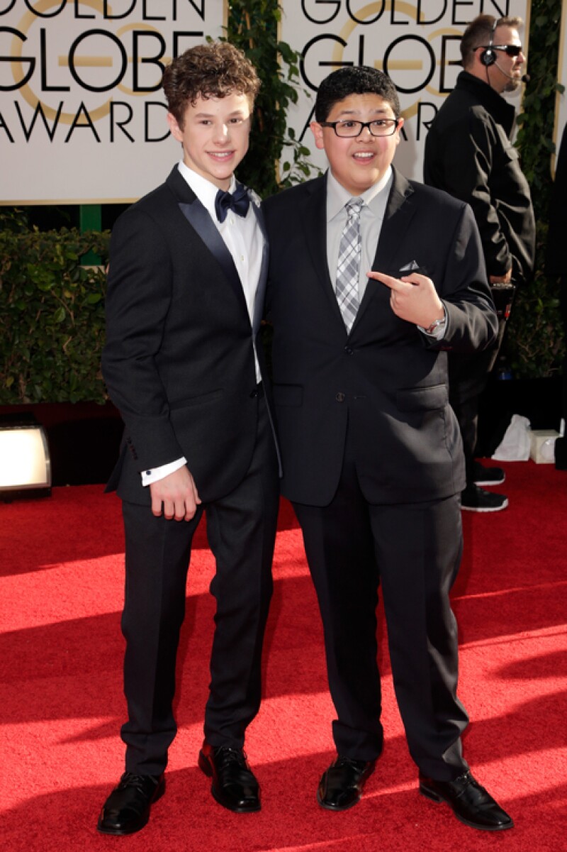 Tío y sobrino en Modern Family, grandes amigos en la vida real; Rico Rodríguez y Nolan Gould se divirtieron posando juntos para los fotógrafos.