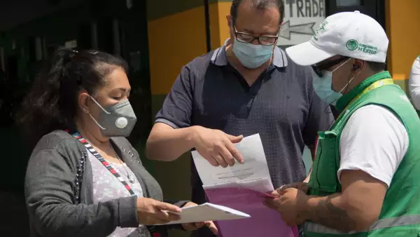 Personas de 50 a 59 años acuden a la aplicación de la Vacuna Anti Covid 19