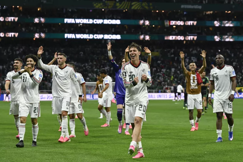 México golea 3-0 a República Checa y mantiene racha perfecta en el Mundial