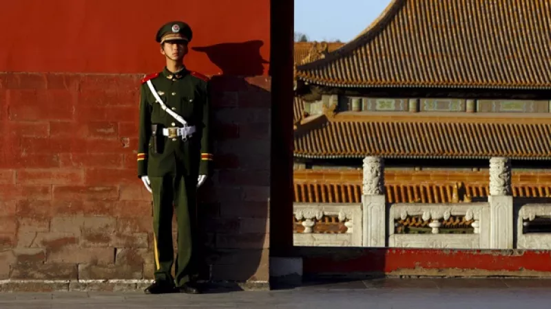 un policia hace guardia en la ciudad china