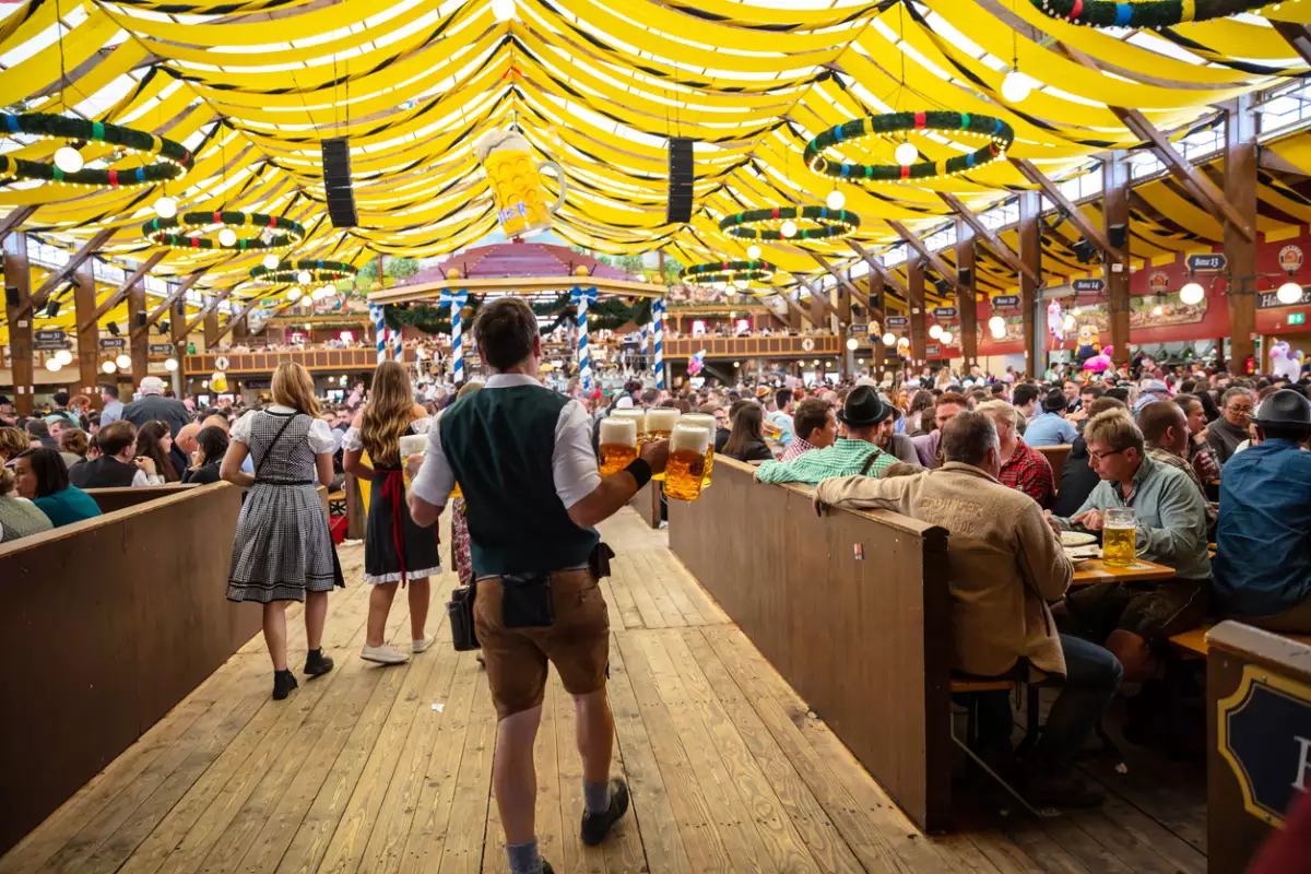 Foto de un mesero cargando cervezas en el Oktoberfest de Múnich.