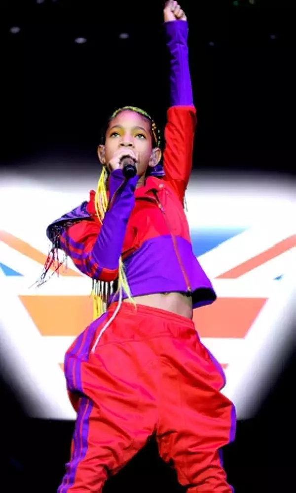 Los atuendos coloridos de Willow han sorprendido al público en diferentes ocasiones.