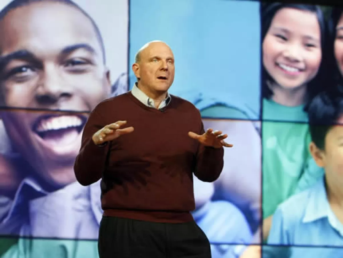 Steve Ballmer, CEO de Microsoft, dijo que la empresa enfrenta condiciones difíciles de negocios. (Archivo)