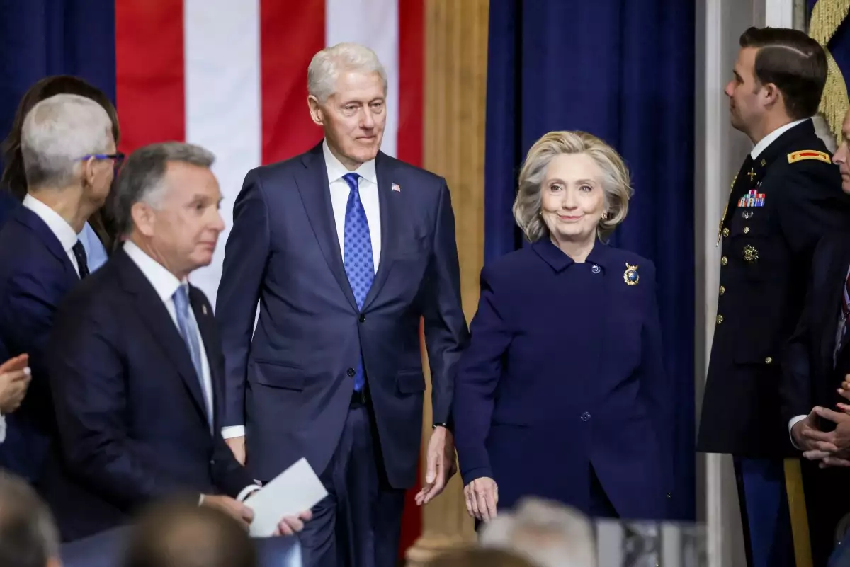 El expresidente de los Estados Unidos Bill Clinton (IL) y la exsecretaria de Estado de los Estados Unidos Hillary Clinton (R) llegan a la ceremonia de inauguración donde Donald Trump prestará juramento como el 47o presidente de los Estados Unidos en la Rotonda del Capitolio de los Estados Unidos en Washington, DC, el 20 de enero de 2025.