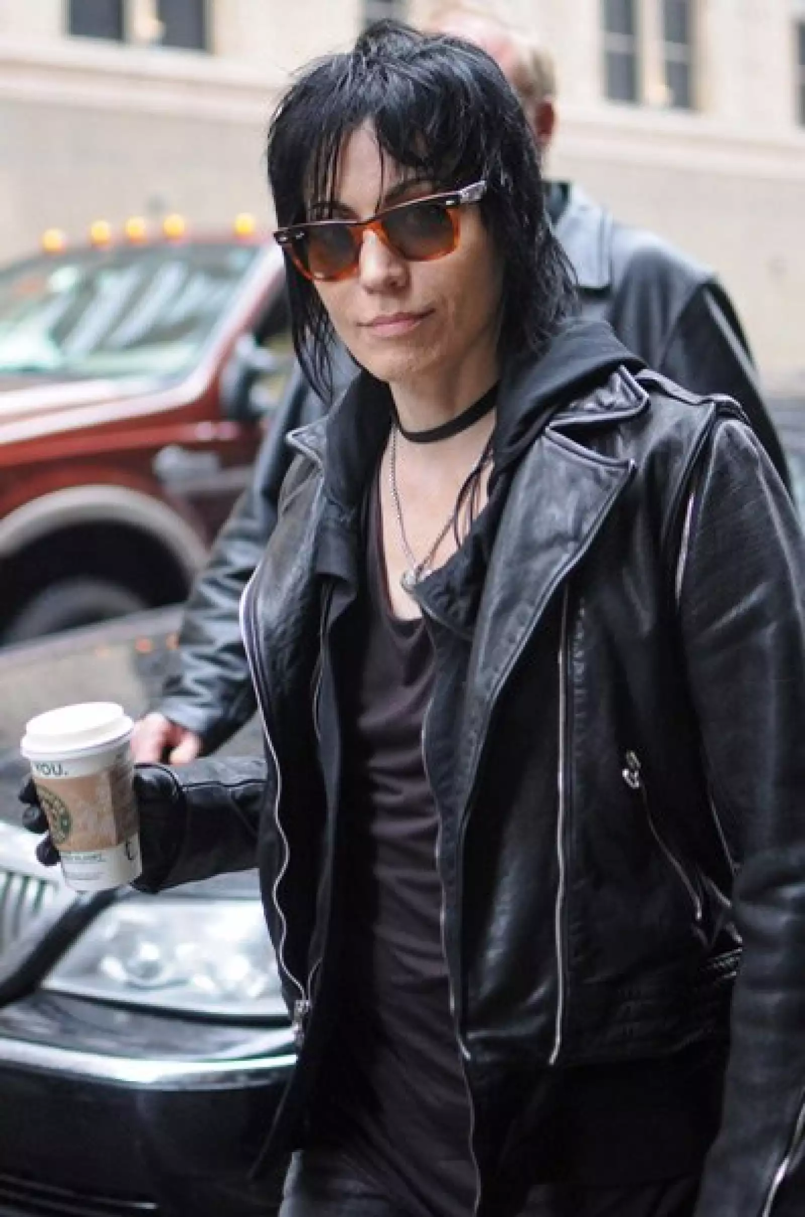 La legendaria rockera Joan Jett pasea por la Gran Manzaza con café en mano.