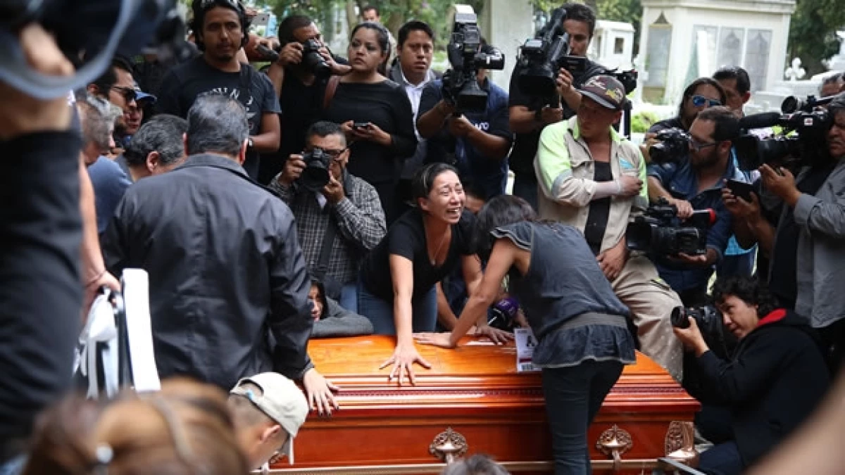 Periodistas y amigos de Rubén Espinosa durante el funeral de Rubén Espinosa, el domingo en la Ciudad de México