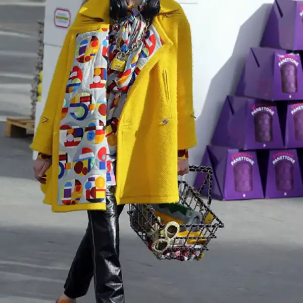 Chanel  Colores vibrantes en piezas elegantes combinadas con zapatos sporty fueron la sensación.