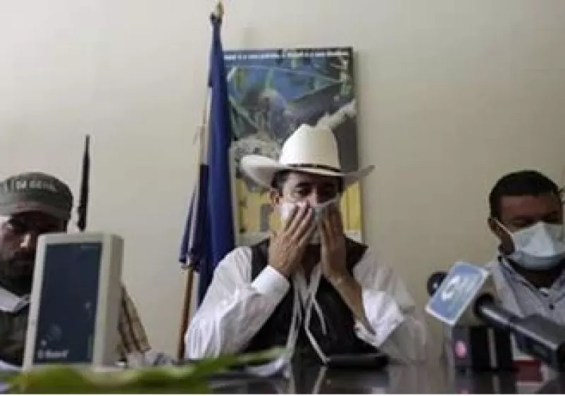 El presidente depuesto mostró fotos para probar el presunto ataque. (Foto: Reuters)