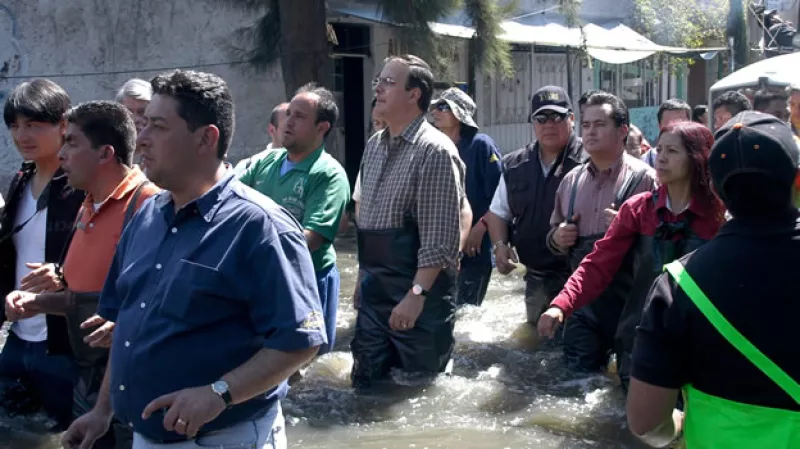 El jefe de Gobierno del Distrito Federal, Marcelo Ebrard, recorrió zonas inundadas en compañía de vecinos