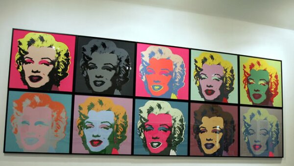 Varios retratos de la actriz y cantante hechos por el artista pop Andy Warhol. Esta exposición sucedió en la ciudad de Milán, Italia, en septiembre de 2004, en una de las más grandes del artista en este país.