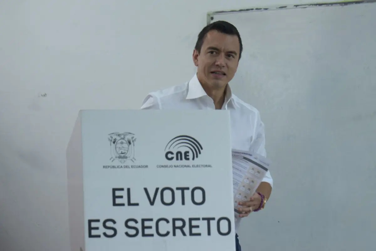 El presidente de Ecuador, Daniel Noboa, vota en un centro de votación en Olon, provincia de Santa Elena, Ecuador, el 21 de abril de 2024, durante un referéndum sobre medidas más estrictas contra el crimen organizado.