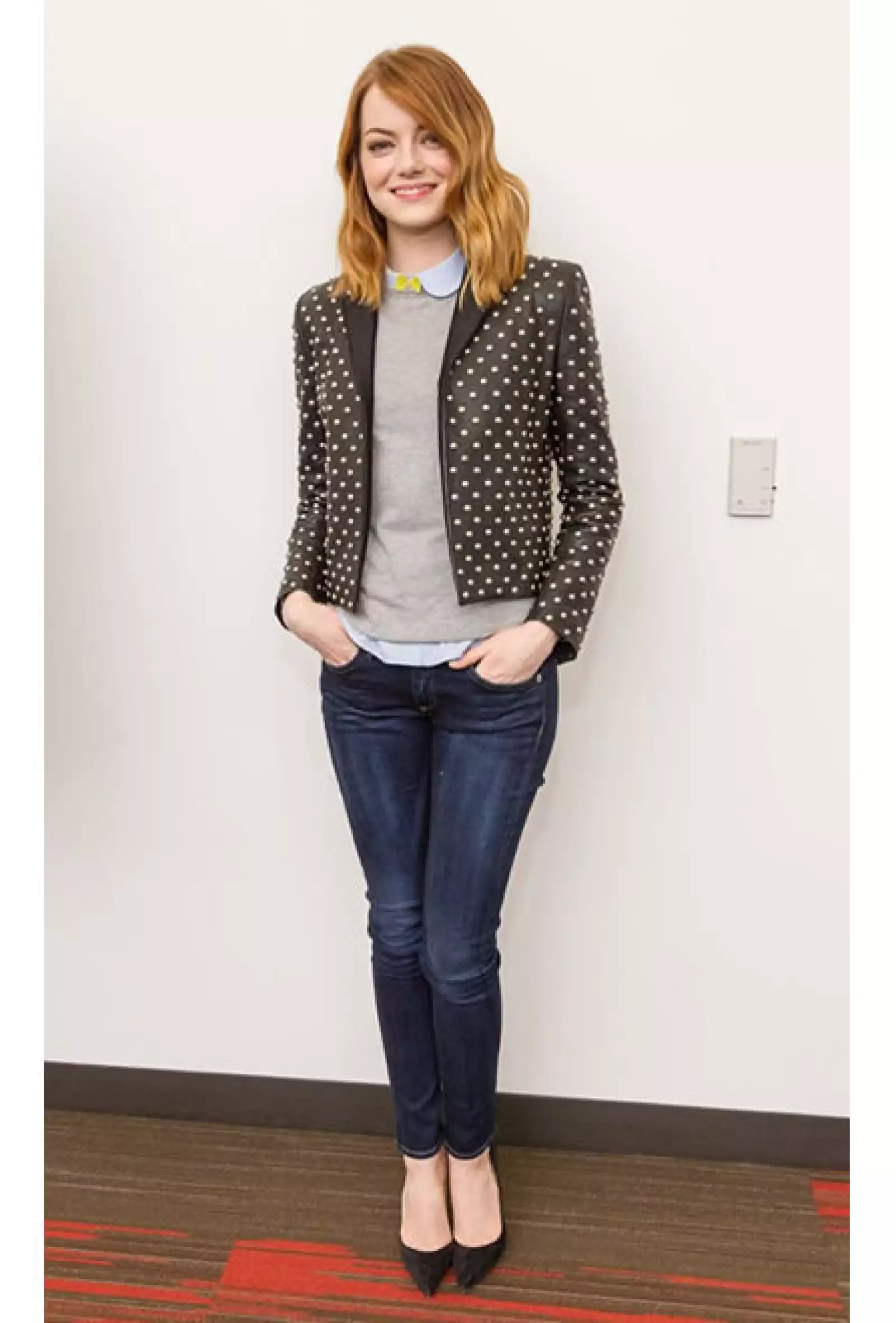 Emma Stone lució un look chic y casual en unos clásicos jeans, con una blusa con camisa incluida, una chaqueta con aplicaciones de Saint Laurent y pointy heels.